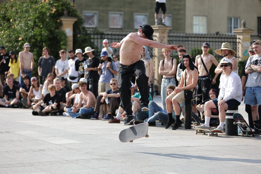Skaterzy na placu Wolności jeżdżą na deskorolce. Międzynarodowy Dzień Deskorolki