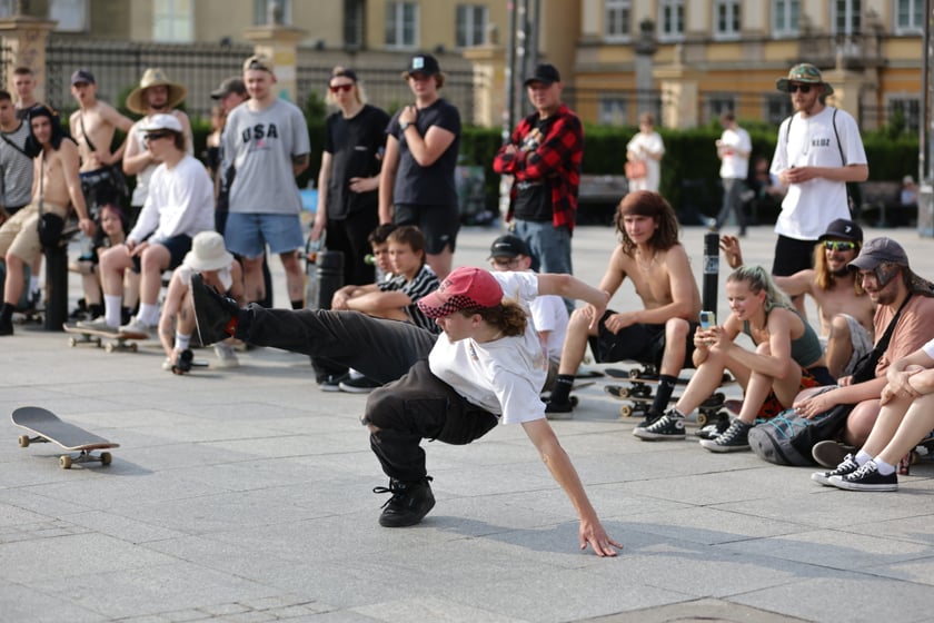 Skaterzy na placu Wolności jeżdżą na deskorolce. Międzynarodowy Dzień Deskorolki
