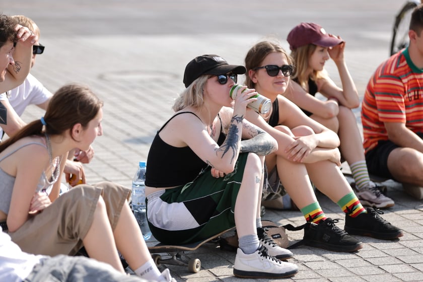 Skaterzy na placu Wolności jeżdżą na deskorolce. Międzynarodowy Dzień Deskorolki