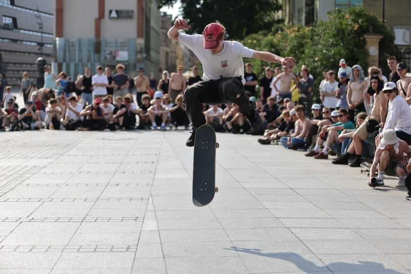 Skaterzy na placu Wolności jeżdżą na deskorolce. Międzynarodowy Dzień Deskorolki