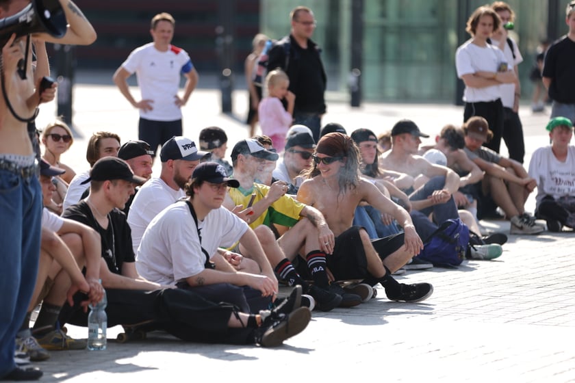 Skaterzy na placu Wolności jeżdżą na deskorolce. Międzynarodowy Dzień Deskorolki