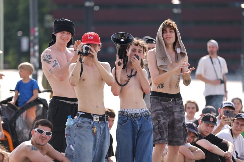 Skaterzy na placu Wolności jeżdżą na deskorolce. Międzynarodowy Dzień Deskorolki