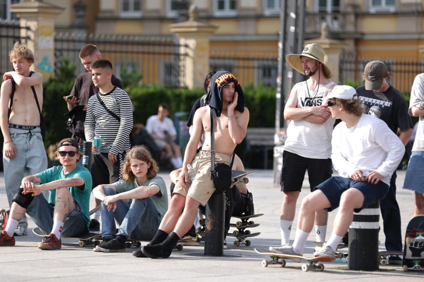 Skaterzy na placu Wolności jeżdżą na deskorolce. Międzynarodowy Dzień Deskorolki