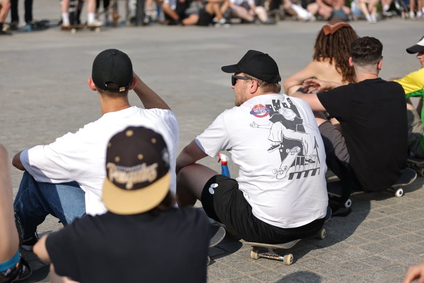 Skaterzy na placu Wolności jeżdżą na deskorolce. Międzynarodowy Dzień Deskorolki