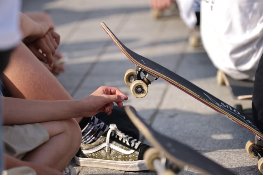 Skaterzy na placu Wolności jeżdżą na deskorolce. Międzynarodowy Dzień Deskorolki