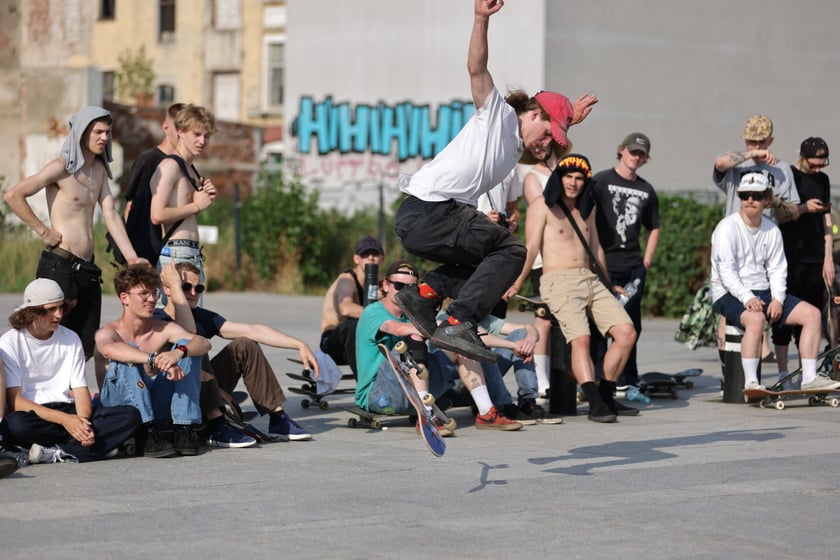 Skaterzy na placu Wolności jeżdżą na deskorolce. Międzynarodowy Dzień Deskorolki