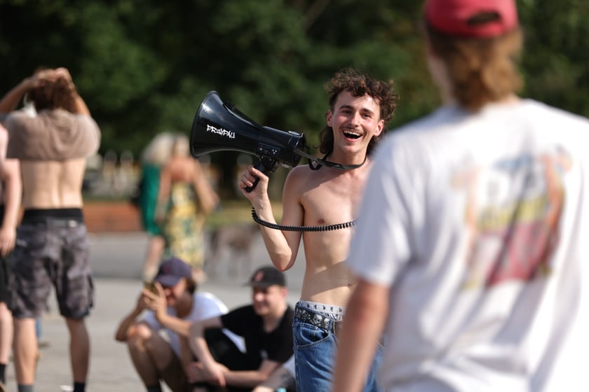 Skaterzy na placu Wolności jeżdżą na deskorolce. Międzynarodowy Dzień Deskorolki