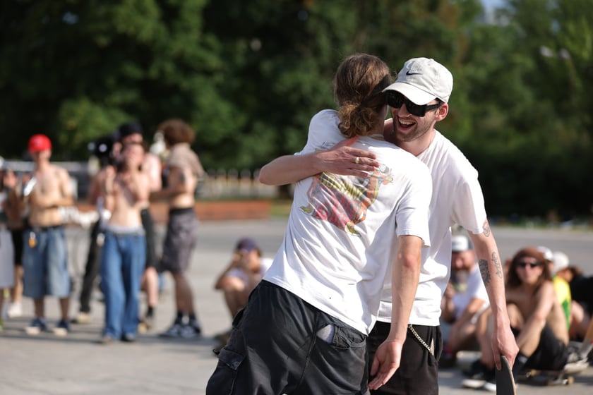 Skaterzy na placu Wolności jeżdżą na deskorolce. Międzynarodowy Dzień Deskorolki