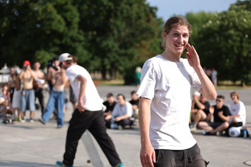 Skaterzy na placu Wolności jeżdżą na deskorolce. Międzynarodowy Dzień Deskorolki