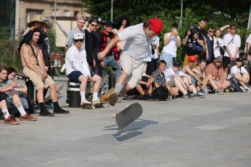 Skaterzy na placu Wolności jeżdżą na deskorolce. Międzynarodowy Dzień Deskorolki