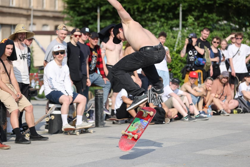 Skaterzy na placu Wolności jeżdżą na deskorolce. Międzynarodowy Dzień Deskorolki
