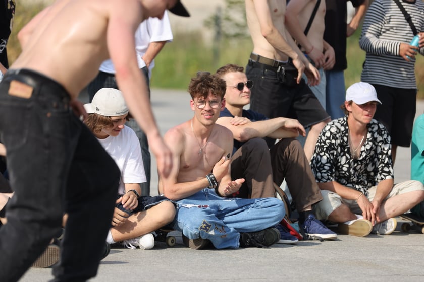 Skaterzy na placu Wolności jeżdżą na deskorolce. Międzynarodowy Dzień Deskorolki