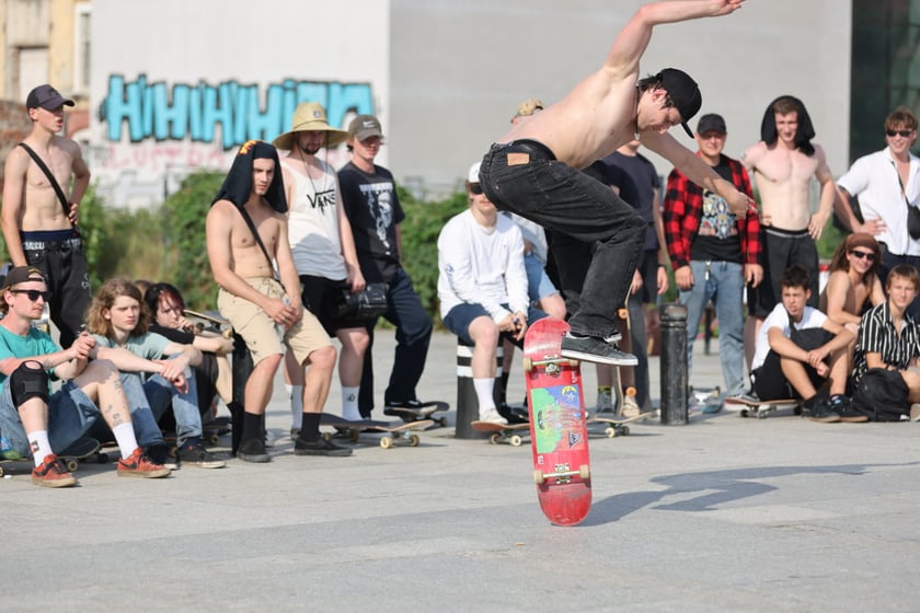Skaterzy na placu Wolności jeżdżą na deskorolce. Międzynarodowy Dzień Deskorolki