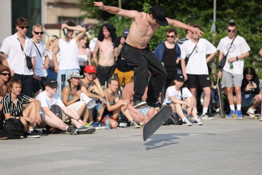 Skaterzy na placu Wolności jeżdżą na deskorolce. Międzynarodowy Dzień Deskorolki