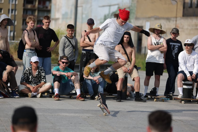Skaterzy na placu Wolności jeżdżą na deskorolce. Międzynarodowy Dzień Deskorolki