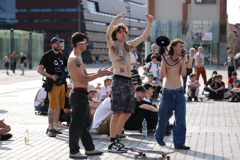 Skaterzy na placu Wolności jeżdżą na deskorolce. Międzynarodowy Dzień Deskorolki