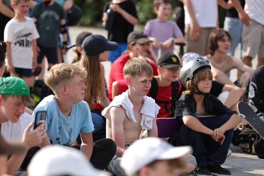 Skaterzy na placu Wolności jeżdżą na deskorolce. Międzynarodowy Dzień Deskorolki