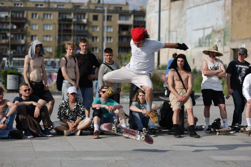 Skaterzy na placu Wolności jeżdżą na deskorolce. Międzynarodowy Dzień Deskorolki