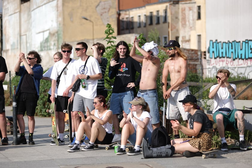 Skaterzy na placu Wolności jeżdżą na deskorolce. Międzynarodowy Dzień Deskorolki