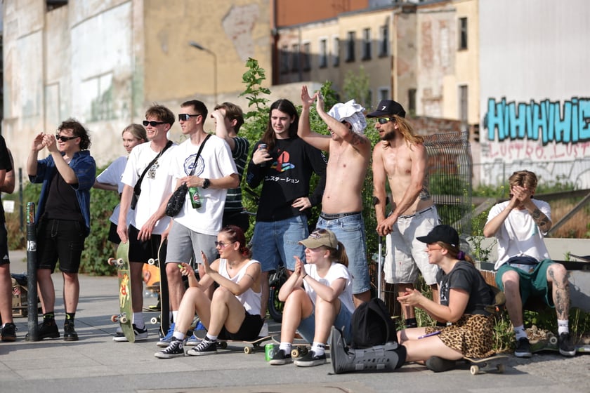 Skaterzy na placu Wolności jeżdżą na deskorolce. Międzynarodowy Dzień Deskorolki