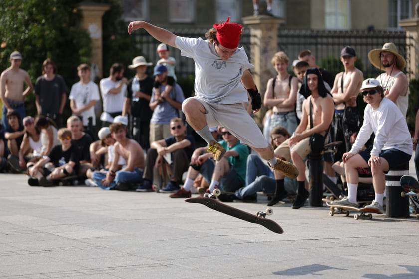 Skaterzy na placu Wolności jeżdżą na deskorolce. Międzynarodowy Dzień Deskorolki