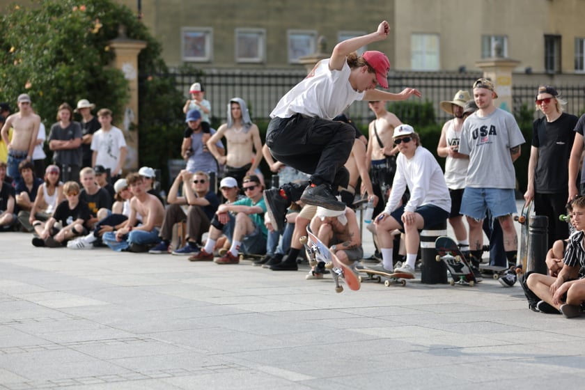 Skaterzy na placu Wolności jeżdżą na deskorolce. Międzynarodowy Dzień Deskorolki