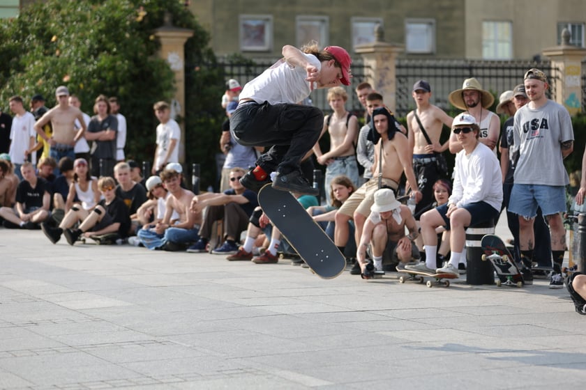 Skaterzy na placu Wolności jeżdżą na deskorolce. Międzynarodowy Dzień Deskorolki