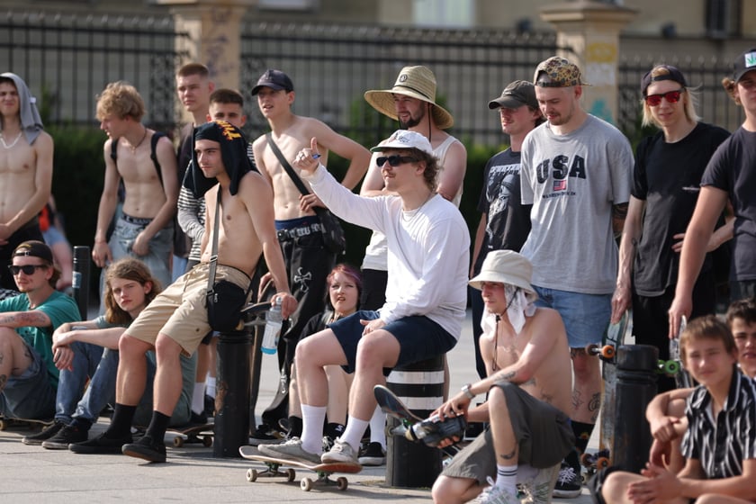 Skaterzy na placu Wolności jeżdżą na deskorolce. Międzynarodowy Dzień Deskorolki