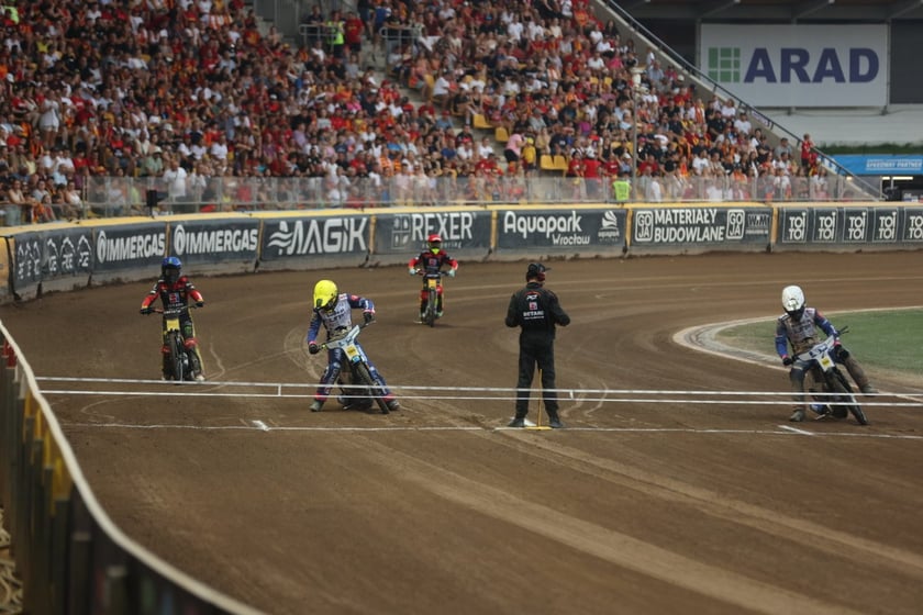 Kobiety, mężczyźni i dzieci na meczu żużlowym Betard Sparta Wrocław vs. Fogo Unia Leszno, 20 sierpnia.