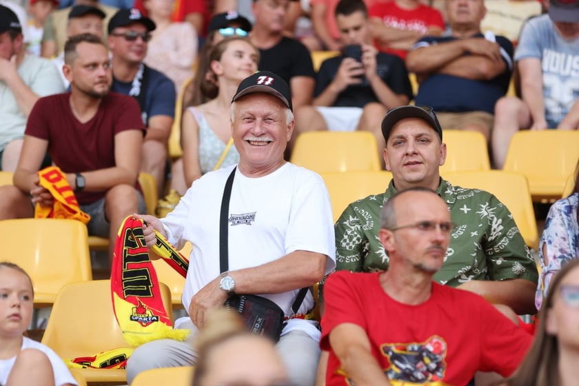 Kobiety, mężczyźni i dzieci na meczu żużlowym Betard Sparta Wrocław vs. Fogo Unia Leszno, 20 sierpnia.