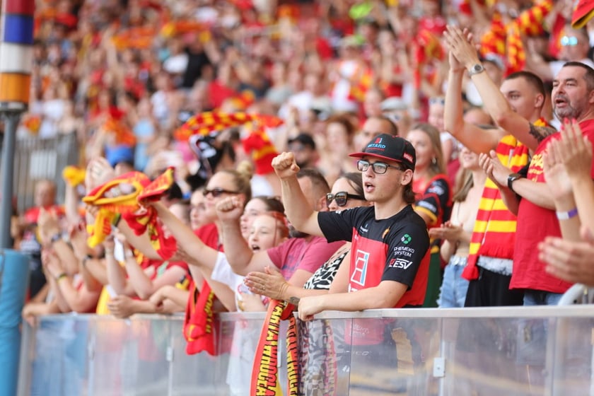 Kobiety, mężczyźni i dzieci na meczu żużlowym Betard Sparta Wrocław vs. Fogo Unia Leszno, 20 sierpnia.