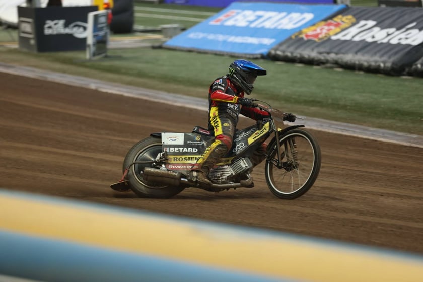 Kobiety, mężczyźni i dzieci na meczu żużlowym Betard Sparta Wrocław vs. Fogo Unia Leszno, 20 sierpnia.