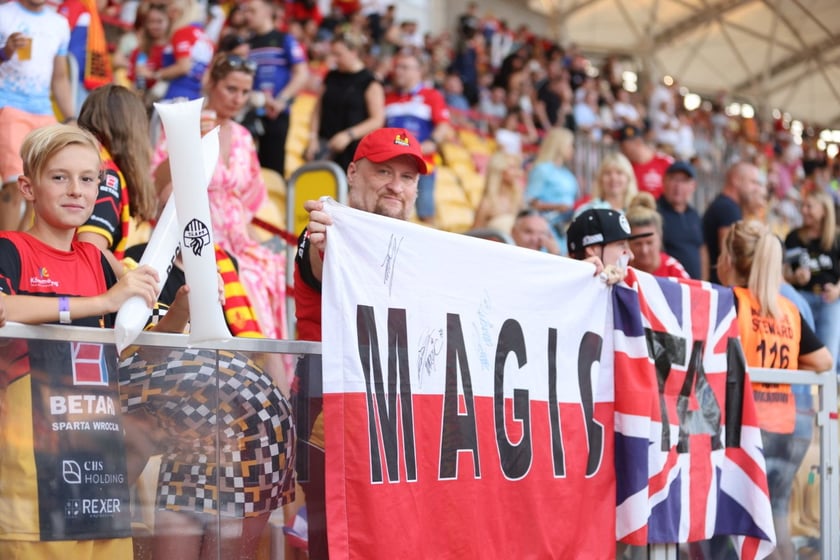 Kobiety, mężczyźni i dzieci na meczu żużlowym Betard Sparta Wrocław vs. Fogo Unia Leszno, 20 sierpnia.