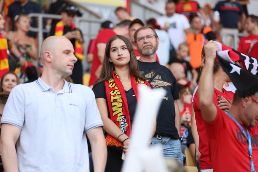 Kobiety, mężczyźni i dzieci na meczu żużlowym Betard Sparta Wrocław vs. Fogo Unia Leszno, 20 sierpnia.