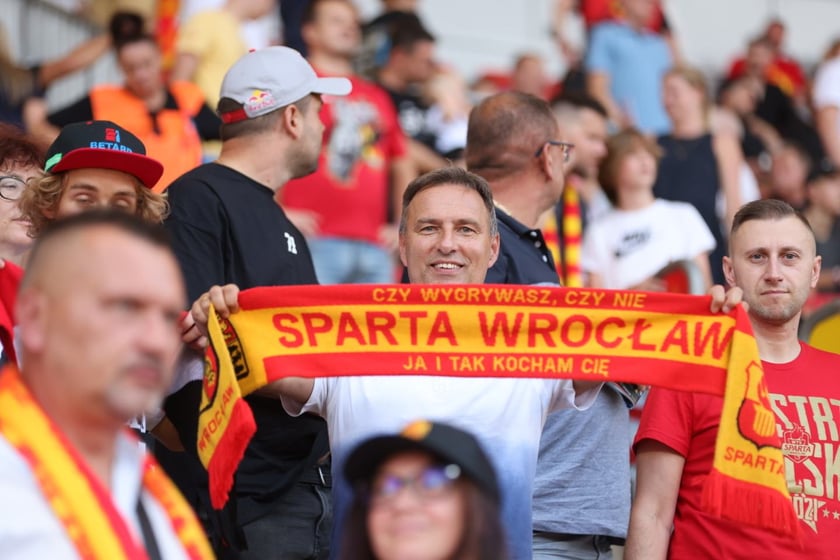 Kobiety, mężczyźni i dzieci na meczu żużlowym Betard Sparta Wrocław vs. Fogo Unia Leszno, 20 sierpnia.