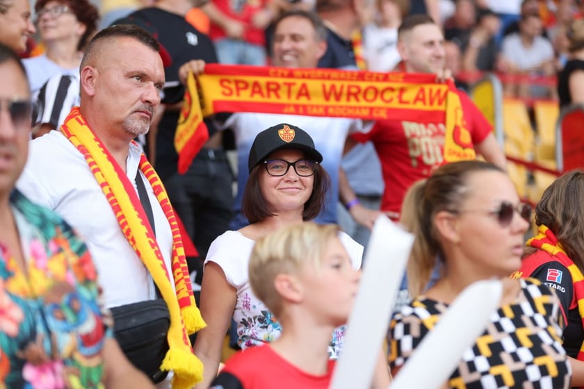 Kobiety, mężczyźni i dzieci na meczu żużlowym Betard Sparta Wrocław vs. Fogo Unia Leszno, 20 sierpnia.