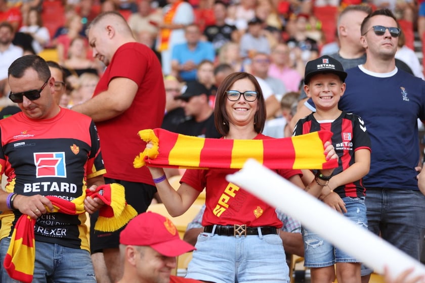 Kobiety, mężczyźni i dzieci na meczu żużlowym Betard Sparta Wrocław vs. Fogo Unia Leszno, 20 sierpnia.