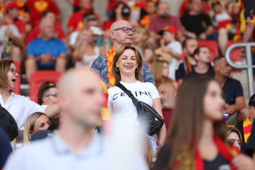 Kobiety, mężczyźni i dzieci na meczu żużlowym Betard Sparta Wrocław vs. Fogo Unia Leszno, 20 sierpnia.