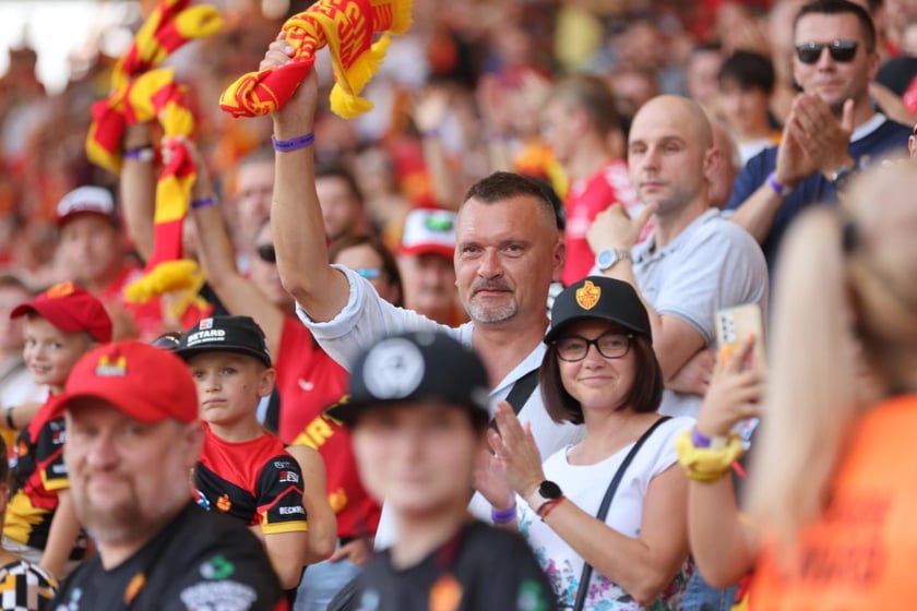Kobiety, mężczyźni i dzieci na meczu żużlowym Betard Sparta Wrocław vs. Fogo Unia Leszno, 20 sierpnia.
