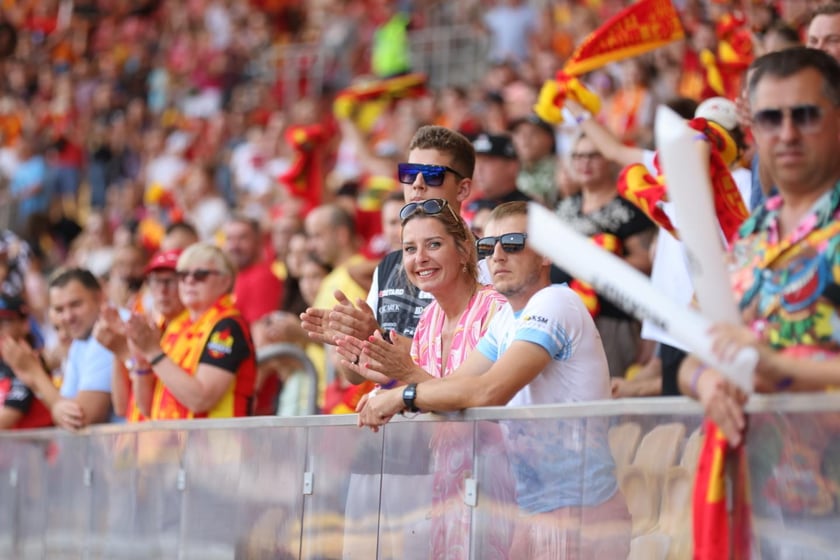 Kobiety, mężczyźni i dzieci na meczu żużlowym Betard Sparta Wrocław vs. Fogo Unia Leszno, 20 sierpnia.