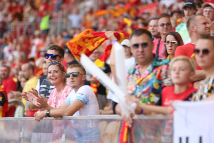 Kobiety, mężczyźni i dzieci na meczu żużlowym Betard Sparta Wrocław vs. Fogo Unia Leszno, 20 sierpnia.