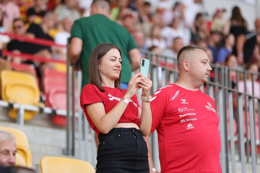 Kobiety, mężczyźni i dzieci na meczu żużlowym Betard Sparta Wrocław vs. Fogo Unia Leszno, 20 sierpnia.