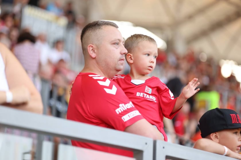 Kobiety, mężczyźni i dzieci na meczu żużlowym Betard Sparta Wrocław vs. Fogo Unia Leszno, 20 sierpnia.