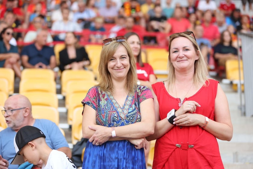 Kobiety, mężczyźni i dzieci na meczu żużlowym Betard Sparta Wrocław vs. Fogo Unia Leszno, 20 sierpnia.