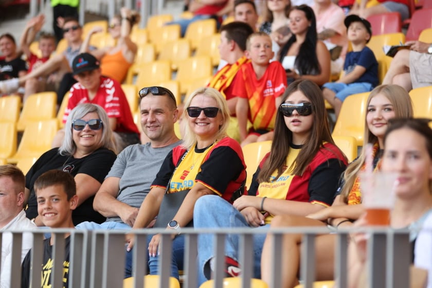 Kobiety, mężczyźni i dzieci na meczu żużlowym Betard Sparta Wrocław vs. Fogo Unia Leszno, 20 sierpnia.