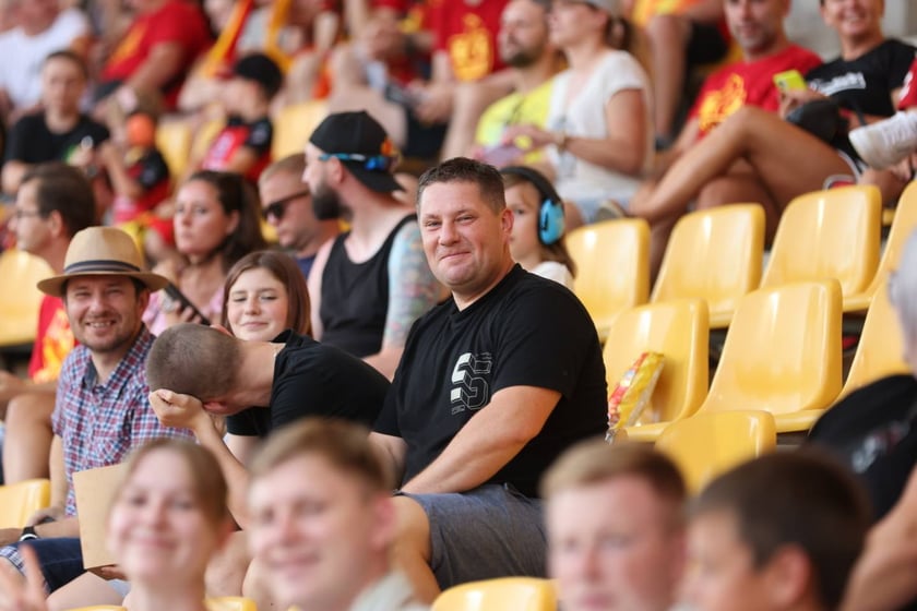 Kobiety, mężczyźni i dzieci na meczu żużlowym Betard Sparta Wrocław vs. Fogo Unia Leszno, 20 sierpnia.