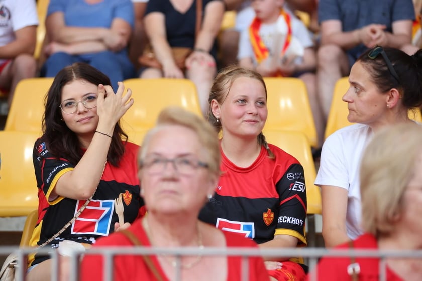 Kobiety, mężczyźni i dzieci na meczu żużlowym Betard Sparta Wrocław vs. Fogo Unia Leszno, 20 sierpnia.