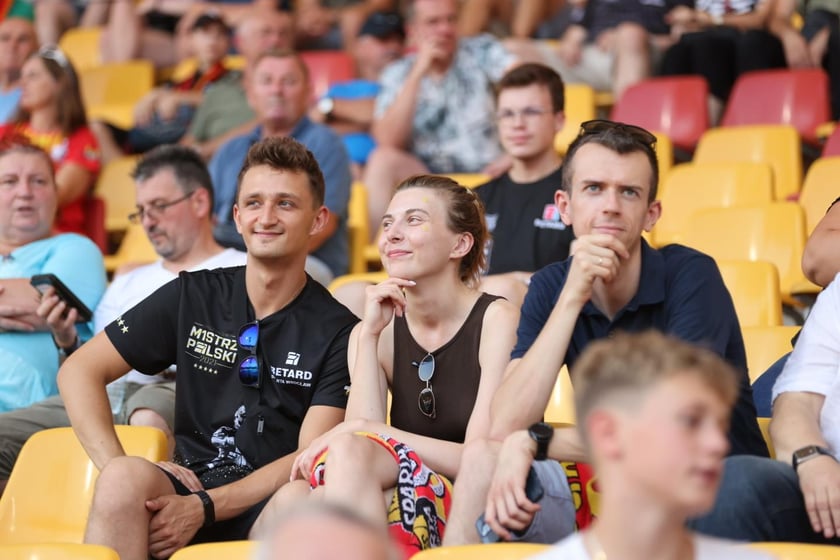 Kobiety, mężczyźni i dzieci na meczu żużlowym Betard Sparta Wrocław vs. Fogo Unia Leszno, 20 sierpnia.