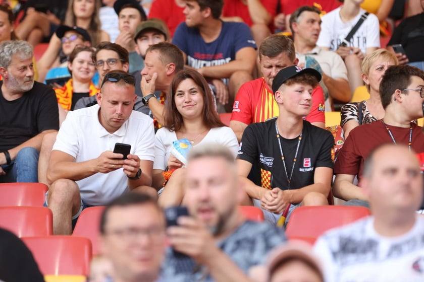 Kobiety, mężczyźni i dzieci na meczu żużlowym Betard Sparta Wrocław vs. Fogo Unia Leszno, 20 sierpnia.