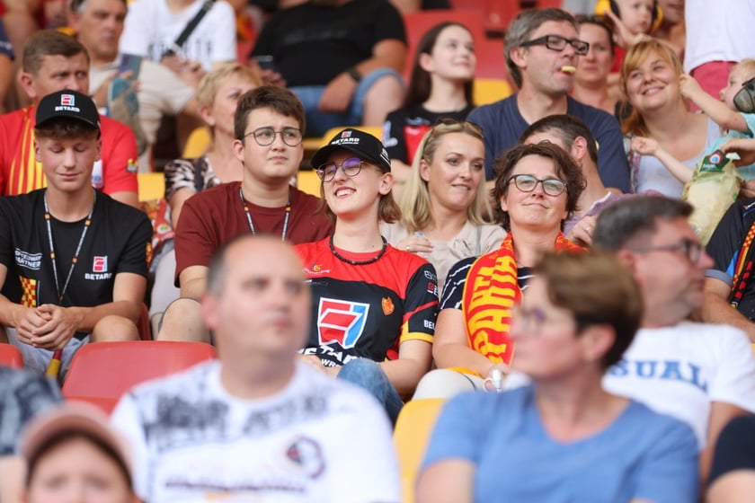 Kobiety, mężczyźni i dzieci na meczu żużlowym Betard Sparta Wrocław vs. Fogo Unia Leszno, 20 sierpnia.